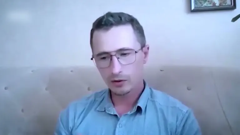 Пётр рассказывает о работе, сидя на диване — кадр из видео-кейса